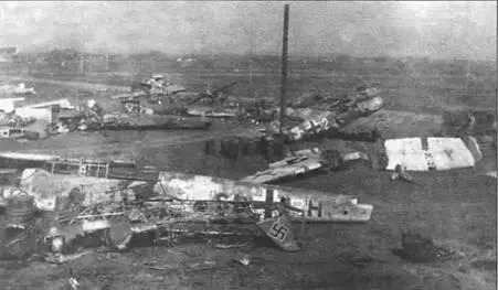 На верхнем снимке FW 190 из группы ILSG 2 на нижнем Bf 110 и Bf 109 на - фото 70