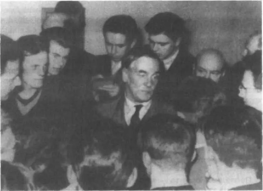 Встреча П Л Капицы со студентами ФМФ Политехнического института в 1959 г В - фото 5