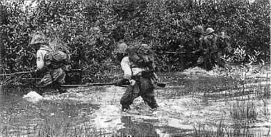 Араканский фронт Бирма осень 1943 г Пехотинцы переходят затопленный участок - фото 3