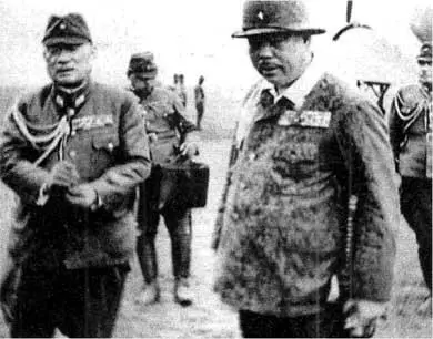 Генерал Ямасита Томоюки справа на аэродроме приветствует военного министра - фото 9