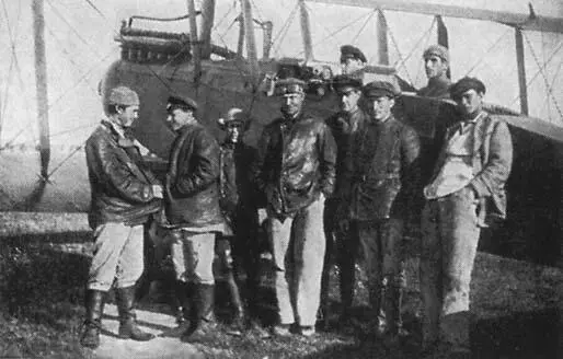 Группа инструкторалетчика Пауля в Высшей московской школе 1922 год В центре - фото 10