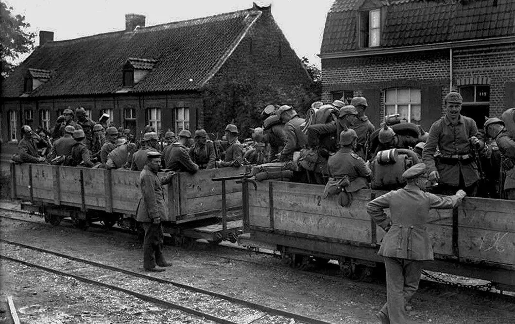 Отправка солдат на фронт 19141915 Мольтке необходимо было знать поддержит ли - фото 188