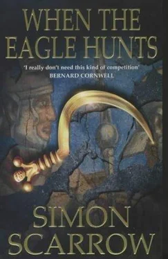 Simon Scarrow When the Eagle hunts обложка книги