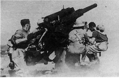 Расчет 75мм зенитного орудия 7546 образца 1934 г во время сражения в Ливии - фото 9