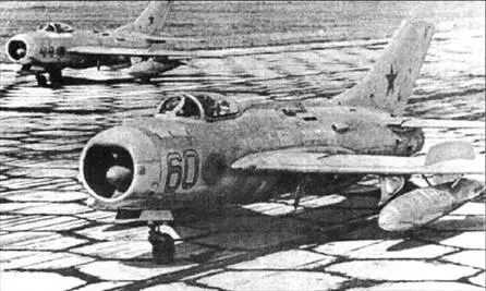 Пара МиГ19П на старте Строй истребителей МиГ19 над Тушино июль 1956 г - фото 21