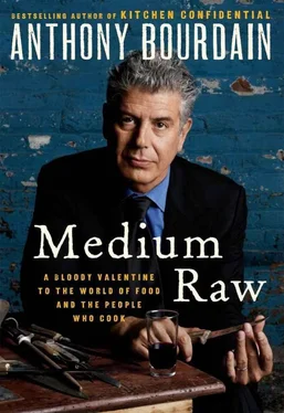 Bourdain Anthony Medium Raw обложка книги