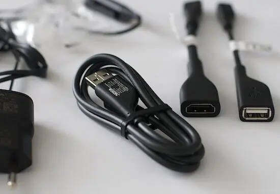Кроме зарядки и гарнитуры с пультом здесь есть переходники на HDMI и на USB - фото 27