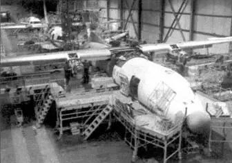 Сборка Ан140 на заводе компании HESA в гИсфахане Так прямо на выставке между - фото 6