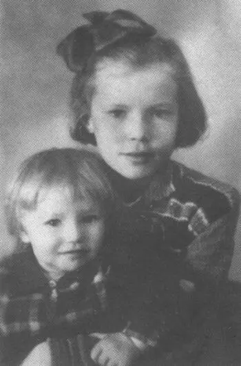 Мне 10 лет а Наталке всего год 1947 год Нас шлифовали со всех сторон - фото 9