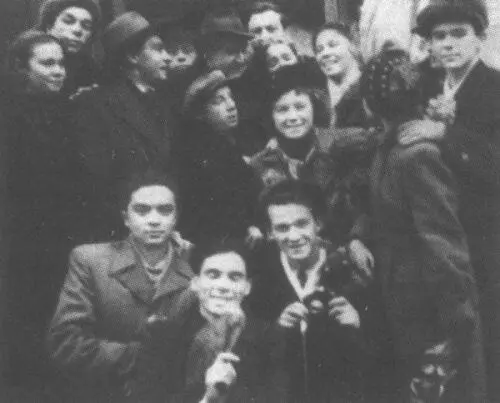 Демонстрация Нам так хорошо вместе Алеша Одинец Владик Заманский Коля - фото 15