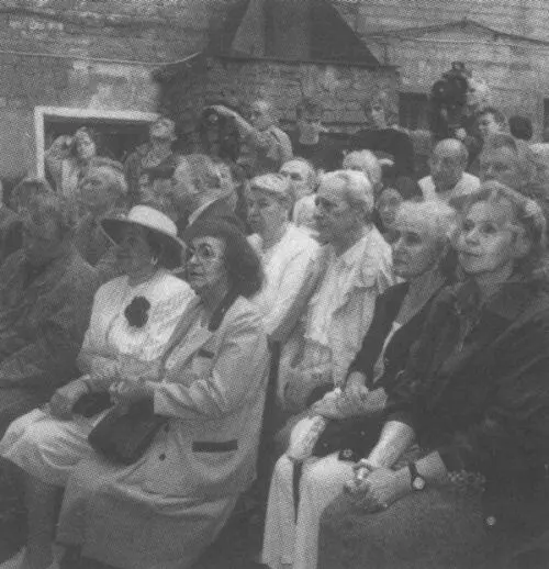Во дворе музея Владимира Высоцкого В первом ряду вторая справа Нина - фото 40
