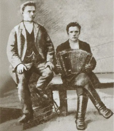 Василий слева с приятелем 1906 г Василий Чапаев с женой Пелагеей - фото 7