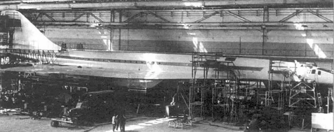 Самолет Ту144 СССР68001 в сборочном цехе ЖЛИиДБг 25 августа 1968 г Среди - фото 16