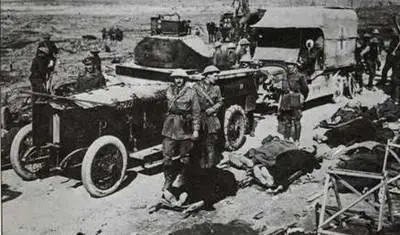 Бронеавтомобиль РоллсРойс и его экипаж запечатлены в сентябре 1916 года в - фото 119