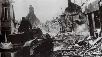 Легкий танк Т1 на улице захваченного французского городка в 1940 году - фото 165