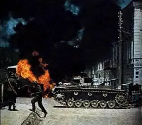 Внизу Танк TIII в ходе городского боя в СССР в 1941 году Эти машины не могли - фото 174