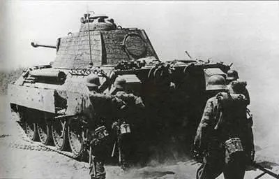 Вверху Пехотинцы дивизии Великая Германия наступают в августе 1944 года на - фото 182
