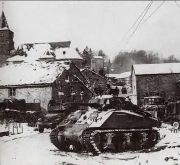 Средние танки М4 активно использовались американскими войсками с лета 1944 - фото 230