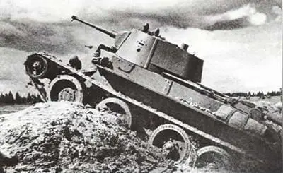 Танки БТ7 поступили на вооружение в 1935 году и выпускались в двух - фото 284