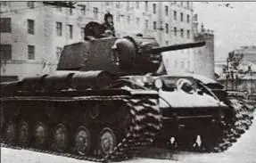 KB1 запечатлен в центре Москвы в декабре 1942 года по пути на фронт Несмотря - фото 294