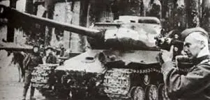 На снимке сделанном в Берлине в 1945 году у рейхстага ИС2 с гусеничными - фото 299