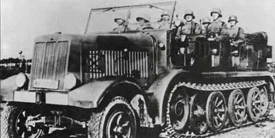 Справа 8тонный артиллерийский полугусеничный транспортер SdKfz 7 вмещал весь - фото 31