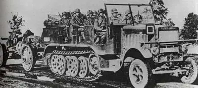 Внизу Предшественник транспортера SdKfz 7 полугусеничный КМ 8 фирмы - фото 34