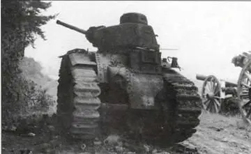 Вверху Французский танк уничтоженный попаданием 88мм снаряда в район пушки в - фото 35