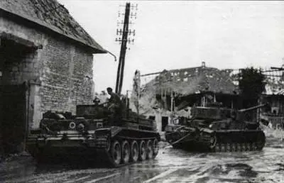 Английская БРЭМ на базе танка Кромвель буксирует трофейный танк TIV В БРЭМ - фото 407