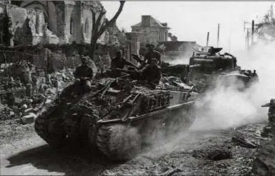 Вверху БРЭМ Mk I буксирует в июне июле 1944 года в Нормандии боевой танк - фото 409