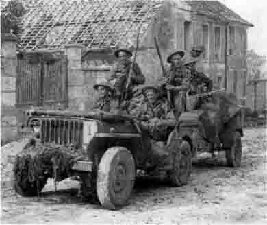 Через Сену август 1944 г Тяжело груженный британский джип с прицепом В - фото 12