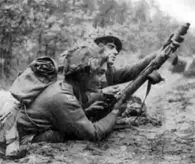 Бельгия или Голландия октябрь 1944 г Двухдюймовый миномет штаба пехотного - фото 15
