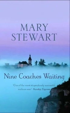 Mary Stewart Nine Coaches Waiting обложка книги