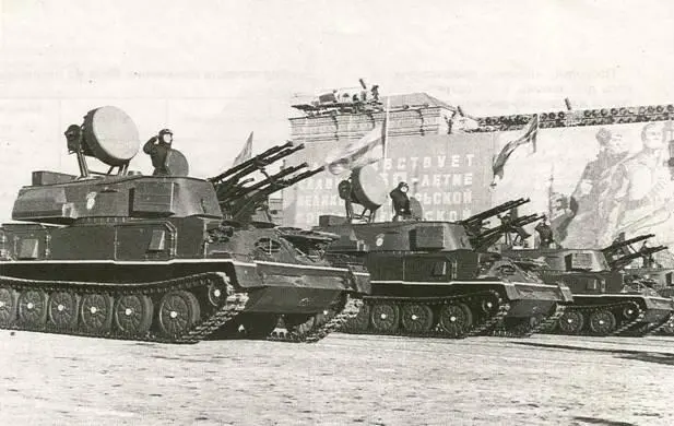 На Красной площади ЗСУ2Э4В 7 ноября 1967 года Заводы и НИИ участвовавшие - фото 21