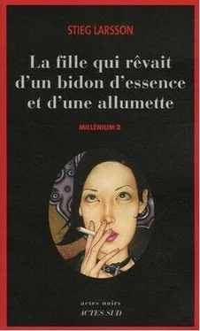 Stieg Larsson La fille qui rêvait d'un bidon d'essence et d'une allumette обложка книги