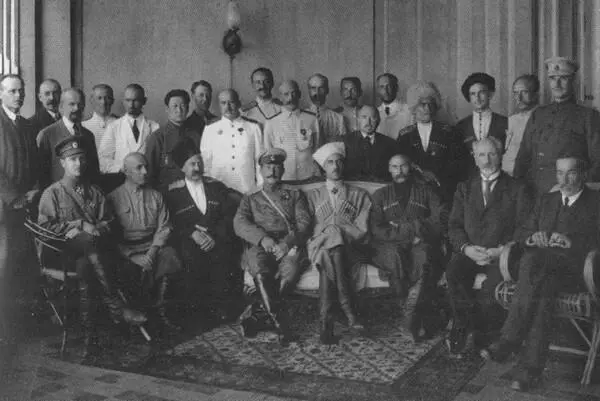 Правительство Врангеля Крым 1920 г Генерал Скоблин третий слева в первом - фото 12