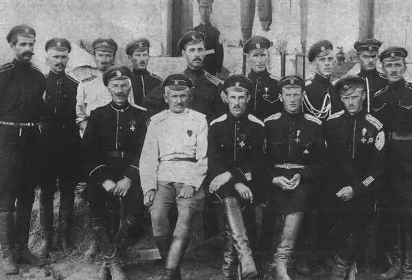 Генерал Скоблин третий слева в первом ряду с соратниками в Галлиполи 1921 г - фото 13