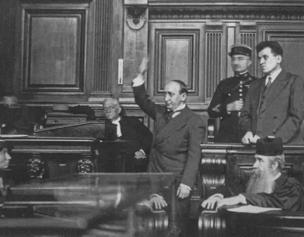 Павел Горгулов стоит крайний справа убийца французского президента Думера - фото 27