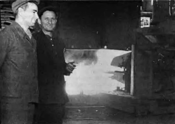 Город Актюбинск 1956 год Обермастера М Друинский слева и И Галаган у - фото 8