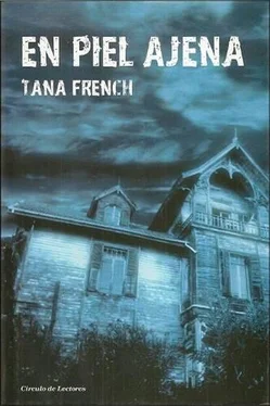 Tana French En Piel Ajena обложка книги