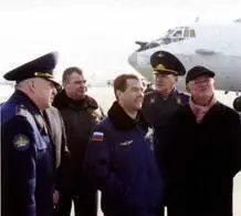 Справа Верховный Главнокомандующий Вооруженными Силами России в сопровождении - фото 35