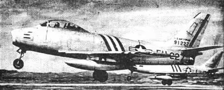 F86A Sabre на взлете Истребительбомбардировщик F84E Thunderjet - фото 57