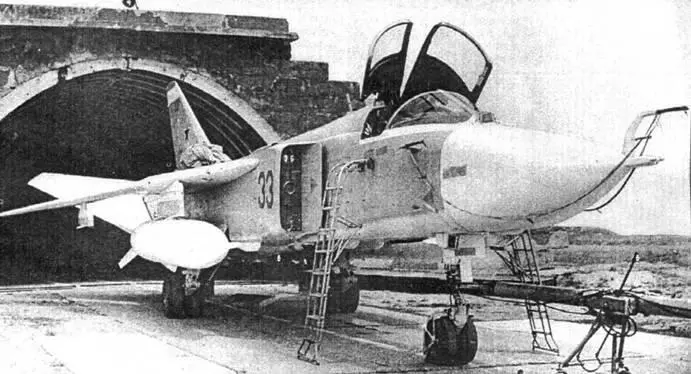 Су24 седьмой серии выпуска 733й БАП 30й ВА аэродром Домна 3a6BOt 1979 г - фото 9