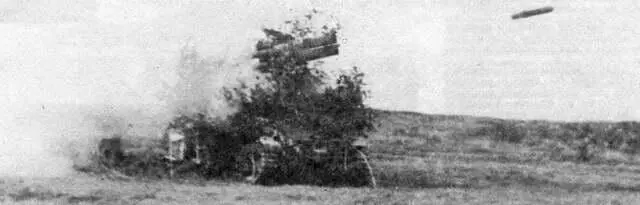 Мультир в момент пуска 15 см мины Реактивная установка образца 1942 г на - фото 11