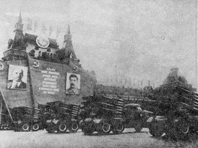 Справа вверху трехрядная установка БМ13 на Параде Победы Справа в центре - фото 28