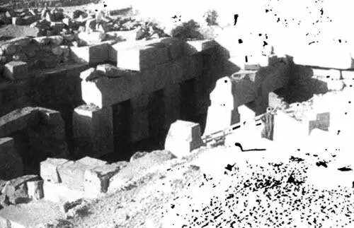 5 и 6 Две фотографии одного из самых загадочных сооружений Египта Осириона в - фото 20