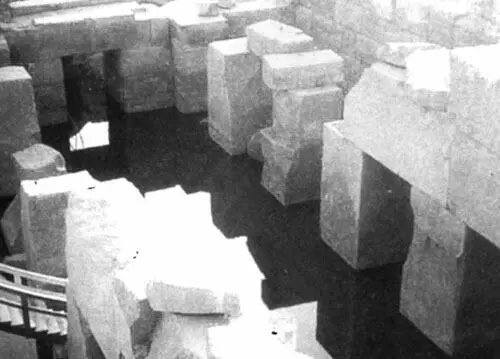 5 и 6 Две фотографии одного из самых загадочных сооружений Египта Осириона в - фото 21