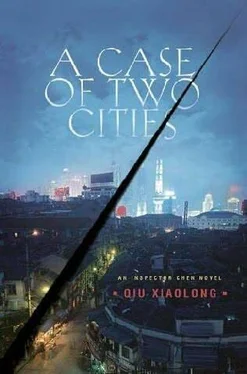 Qiu Xiaolong A Case of Two Cities обложка книги