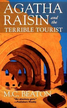 M Beaton Agatha Raisin and the Terrible Tourist обложка книги