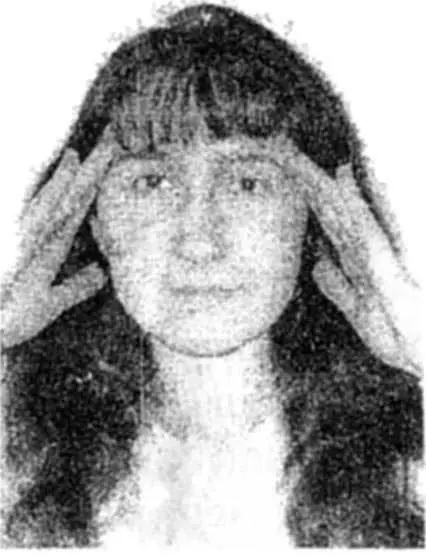 Рис 11 Массаж висков 6Двумя пальцами обеих рук массируем ушную раковину и - фото 12